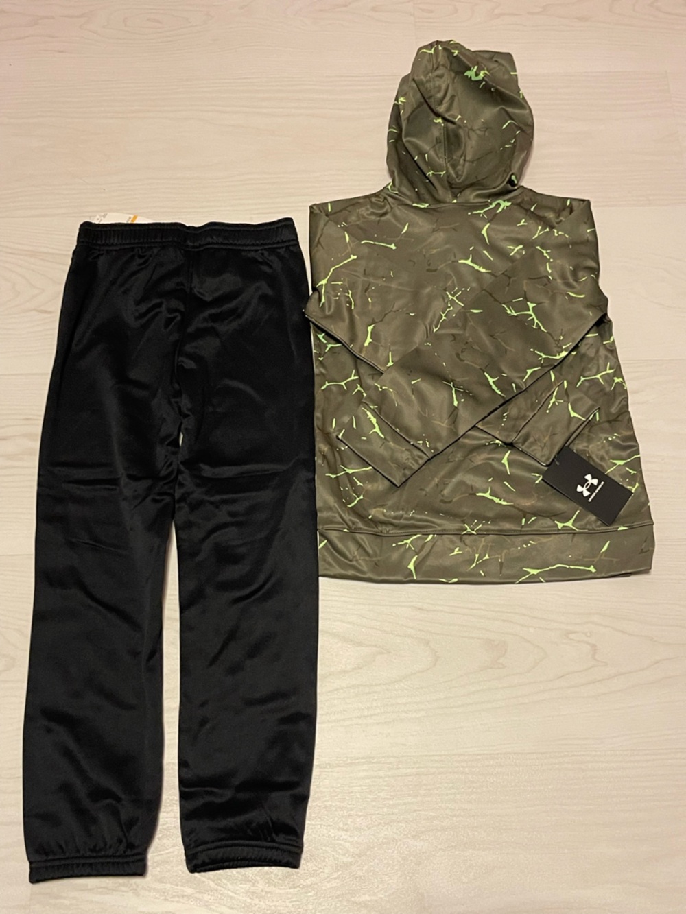 Under Armour Boys Olive Camo Hoodie & Black Logo Joggers - Neon Green Accents - Picture 3 of 3